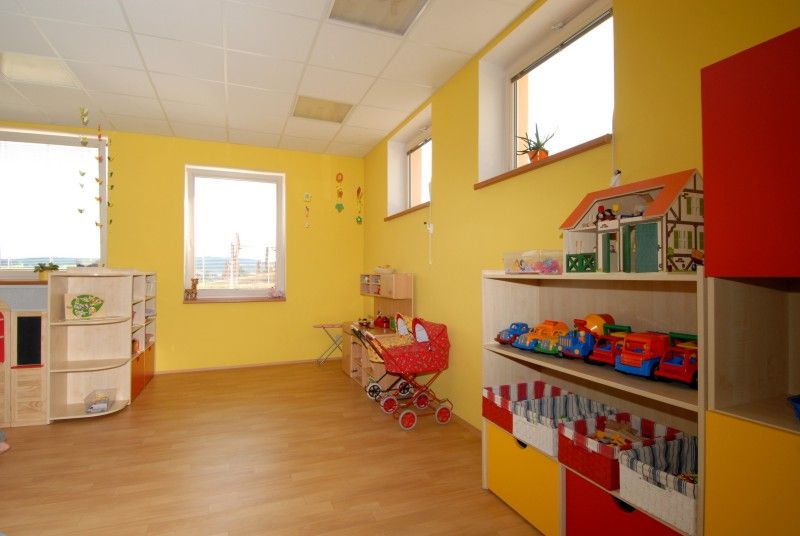 Do zbrusu nové budovy mateřské školy ve Lhotě se dnes (31.8.2011) v doprovodu rodičů přišly podívat první děti. Město do výstavby předškolního zařízení investovalo 25 milionů korun, dalších 900 tisíc bylo použito na vnitřní vybavení. Obvod financoval nákup a instalaci herních prvků  na školní zahradu. Zítra sem nastoupí padesát dětí, což je momentální kapacita školy. V případě většího zájmu bude možné ji zvýšit až na 56.

Slavnostního otevření mateřské školy se zúčastnil primátor Martin Baxa. „Téma nedostatku míst v mateřských školách nás, pokud to tak mohu říci, pronásleduje, ale musíme jej řešit.  Proto bych byl rád, kdybych takových staveb otevíral co nejvíce. Jsem velice potěšen, že se to podařilo a že sem děti 1. září nastoupí,“ uvedl primátor Martin Baxa. V podobném duchu promluvila i starostka Lhoty Zdeňka Hončarová, která dodala: „Jsem  velice ráda, že novou mateřskou školu konečně máme a že město ukázalo, že to umí.“