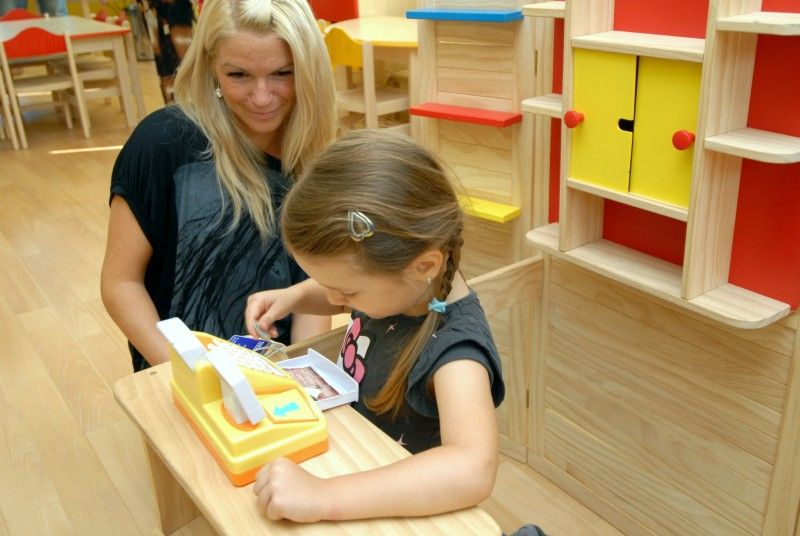 Do zbrusu nové budovy mateřské školy ve Lhotě se dnes (31.8.2011) v doprovodu rodičů přišly podívat první děti. Město do výstavby předškolního zařízení investovalo 25 milionů korun, dalších 900 tisíc bylo použito na vnitřní vybavení. Obvod financoval nákup a instalaci herních prvků  na školní zahradu. Zítra sem nastoupí padesát dětí, což je momentální kapacita školy. V případě většího zájmu bude možné ji zvýšit až na 56.

Slavnostního otevření mateřské školy se zúčastnil primátor Martin Baxa. „Téma nedostatku míst v mateřských školách nás, pokud to tak mohu říci, pronásleduje, ale musíme jej řešit.  Proto bych byl rád, kdybych takových staveb otevíral co nejvíce. Jsem velice potěšen, že se to podařilo a že sem děti 1. září nastoupí,“ uvedl primátor Martin Baxa. V podobném duchu promluvila i starostka Lhoty Zdeňka Hončarová, která dodala: „Jsem  velice ráda, že novou mateřskou školu konečně máme a že město ukázalo, že to umí.“