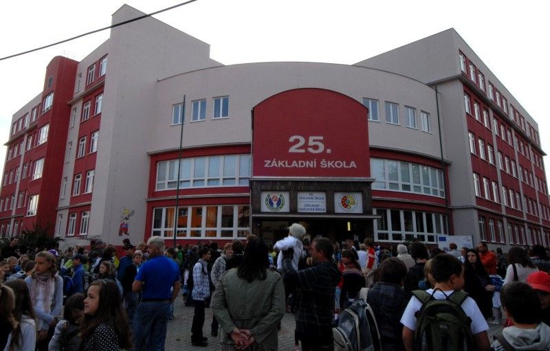 Zhruba třináct set dětí nastoupí v letošním roce do prvních tříd. Ty, které budou chodit do základní školy ve Chválenické ulici, dnes (1.9.2011) přišel pozdravit primátor Martin Baxa. Pětadvacátá základní škola pro tento školní rok otevřela pět tříd pro prvňáčky. Patří mezi tři základní školy s nejvyšším počtem žáků v prvních třídách.