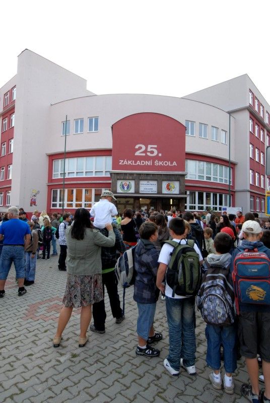 Zhruba třináct set dětí nastoupí v letošním roce do prvních tříd. Ty, které budou chodit do základní školy ve Chválenické ulici, dnes (1.9.2011) přišel pozdravit primátor Martin Baxa. Pětadvacátá základní škola pro tento školní rok otevřela pět tříd pro prvňáčky. Patří mezi tři základní školy s nejvyšším počtem žáků v prvních třídách.