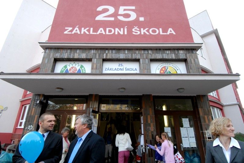 Zhruba třináct set dětí nastoupí v letošním roce do prvních tříd. Ty, které budou chodit do základní školy ve Chválenické ulici, dnes (1.9.2011) přišel pozdravit primátor Martin Baxa. Pětadvacátá základní škola pro tento školní rok otevřela pět tříd pro prvňáčky. Patří mezi tři základní školy s nejvyšším počtem žáků v prvních třídách.