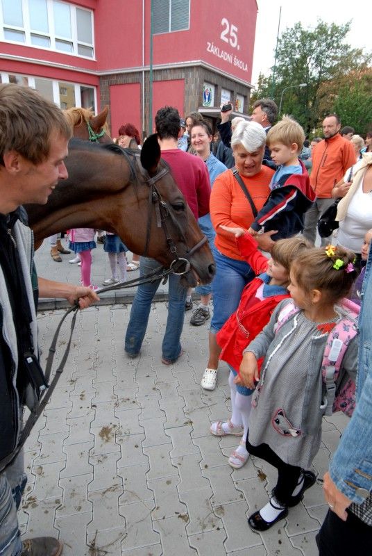 Zhruba třináct set dětí nastoupí v letošním roce do prvních tříd. Ty, které budou chodit do základní školy ve Chválenické ulici, dnes (1.9.2011) přišel pozdravit primátor Martin Baxa. Pětadvacátá základní škola pro tento školní rok otevřela pět tříd pro prvňáčky. Patří mezi tři základní školy s nejvyšším počtem žáků v prvních třídách.