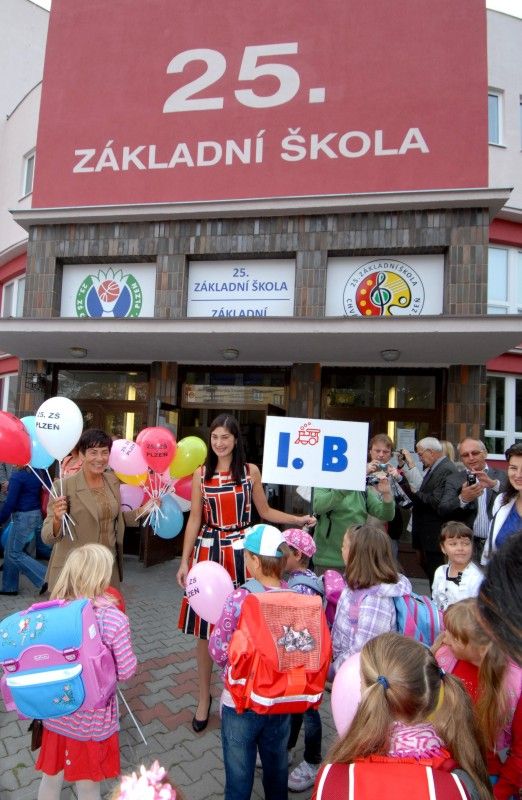 Zhruba třináct set dětí nastoupí v letošním roce do prvních tříd. Ty, které budou chodit do základní školy ve Chválenické ulici, dnes (1.9.2011) přišel pozdravit primátor Martin Baxa. Pětadvacátá základní škola pro tento školní rok otevřela pět tříd pro prvňáčky. Patří mezi tři základní školy s nejvyšším počtem žáků v prvních třídách.