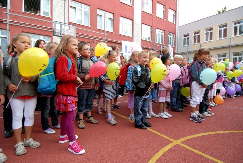 Zhruba třináct set dětí nastoupí v letošním roce do prvních tříd. Ty, které budou chodit do základní školy ve Chválenické ulici, dnes (1.9.2011) přišel pozdravit primátor Martin Baxa. Pětadvacátá základní škola pro tento školní rok otevřela pět tříd pro prvňáčky. Patří mezi tři základní školy s nejvyšším počtem žáků v prvních třídách.