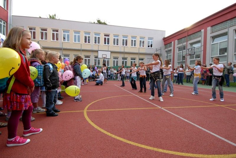 Zhruba třináct set dětí nastoupí v letošním roce do prvních tříd. Ty, které budou chodit do základní školy ve Chválenické ulici, dnes (1.9.2011) přišel pozdravit primátor Martin Baxa. Pětadvacátá základní škola pro tento školní rok otevřela pět tříd pro prvňáčky. Patří mezi tři základní školy s nejvyšším počtem žáků v prvních třídách.