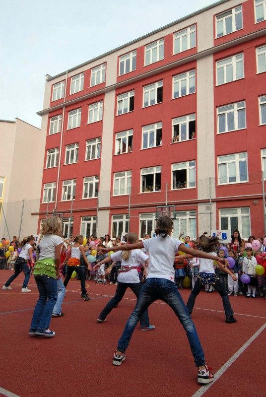 Zhruba třináct set dětí nastoupí v letošním roce do prvních tříd. Ty, které budou chodit do základní školy ve Chválenické ulici, dnes (1.9.2011) přišel pozdravit primátor Martin Baxa. Pětadvacátá základní škola pro tento školní rok otevřela pět tříd pro prvňáčky. Patří mezi tři základní školy s nejvyšším počtem žáků v prvních třídách.