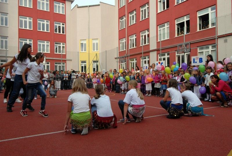 Zhruba třináct set dětí nastoupí v letošním roce do prvních tříd. Ty, které budou chodit do základní školy ve Chválenické ulici, dnes (1.9.2011) přišel pozdravit primátor Martin Baxa. Pětadvacátá základní škola pro tento školní rok otevřela pět tříd pro prvňáčky. Patří mezi tři základní školy s nejvyšším počtem žáků v prvních třídách.
