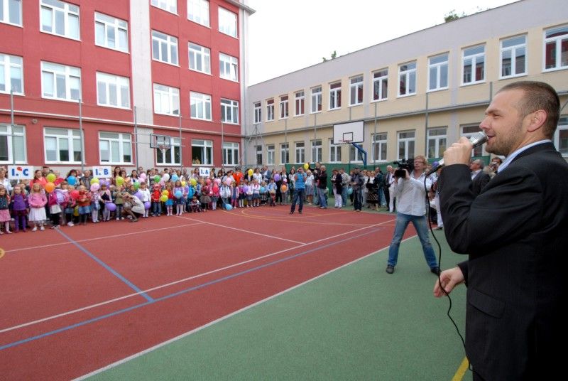 Zhruba třináct set dětí nastoupí v letošním roce do prvních tříd. Ty, které budou chodit do základní školy ve Chválenické ulici, dnes (1.9.2011) přišel pozdravit primátor Martin Baxa. Pětadvacátá základní škola pro tento školní rok otevřela pět tříd pro prvňáčky. Patří mezi tři základní školy s nejvyšším počtem žáků v prvních třídách.