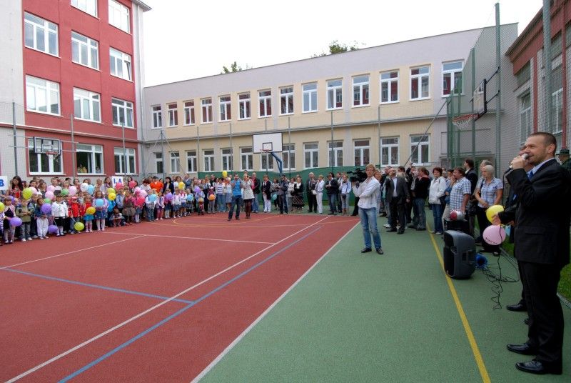 Zhruba třináct set dětí nastoupí v letošním roce do prvních tříd. Ty, které budou chodit do základní školy ve Chválenické ulici, dnes (1.9.2011) přišel pozdravit primátor Martin Baxa. Pětadvacátá základní škola pro tento školní rok otevřela pět tříd pro prvňáčky. Patří mezi tři základní školy s nejvyšším počtem žáků v prvních třídách.