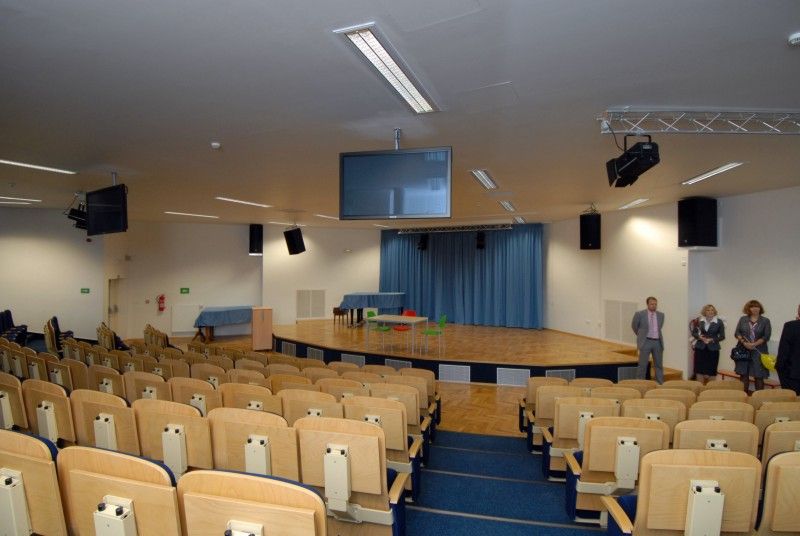 Zhruba třináct set dětí nastoupí v letošním roce do prvních tříd. Ty, které budou chodit do základní školy ve Chválenické ulici, dnes (1.9.2011) přišel pozdravit primátor Martin Baxa. Pětadvacátá základní škola pro tento školní rok otevřela pět tříd pro prvňáčky. Patří mezi tři základní školy s nejvyšším počtem žáků v prvních třídách.