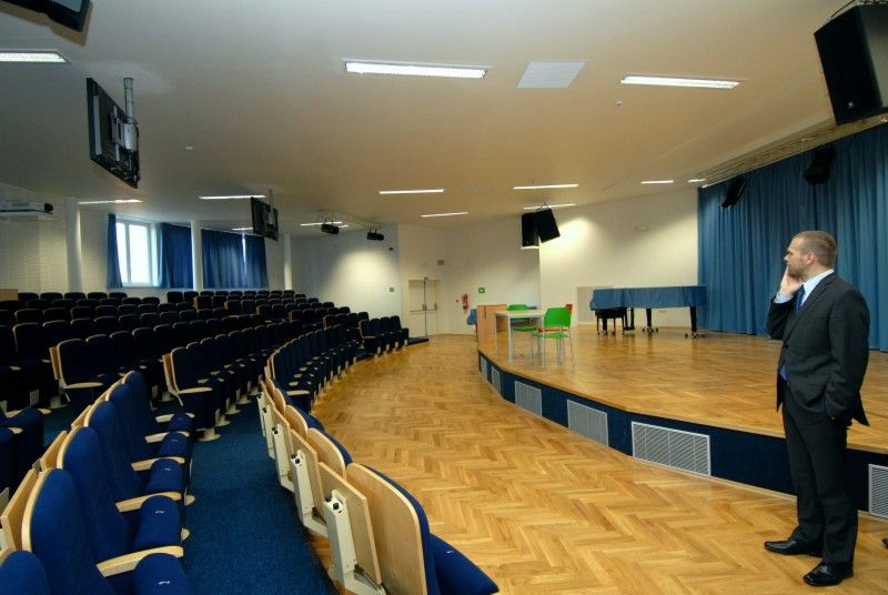 Zhruba třináct set dětí nastoupí v letošním roce do prvních tříd. Ty, které budou chodit do základní školy ve Chválenické ulici, dnes (1.9.2011) přišel pozdravit primátor Martin Baxa. Pětadvacátá základní škola pro tento školní rok otevřela pět tříd pro prvňáčky. Patří mezi tři základní školy s nejvyšším počtem žáků v prvních třídách.