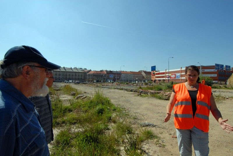 Nebývalý zájem provázel Den otevřených sond (3.9.2011), který Plzeňanům umožnil nahlédnout do lokality, kde Západočeský institut pro ochranu a dokumentaci památek prováděl do konce července archeologický průzkum, a kde má být do roku 2014 vystavěna nová budova divadla. Zájemci si mohli prohlédnout vzácné nálezy z období vrcholného středověku a raného novověku. S odborným výkladem je provázeli archeologové institutu.