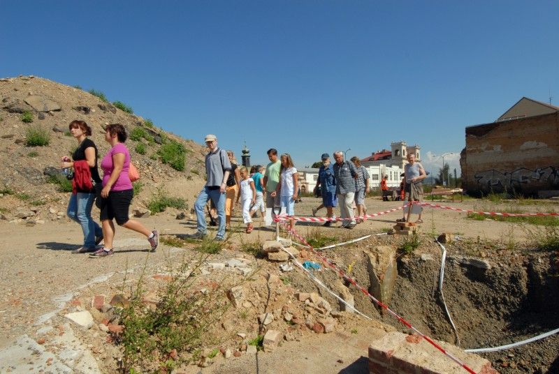 Nebývalý zájem provázel Den otevřených sond (3.9.2011), který Plzeňanům umožnil nahlédnout do lokality, kde Západočeský institut pro ochranu a dokumentaci památek prováděl do konce července archeologický průzkum, a kde má být do roku 2014 vystavěna nová budova divadla. Zájemci si mohli prohlédnout vzácné nálezy z období vrcholného středověku a raného novověku. S odborným výkladem je provázeli archeologové institutu.