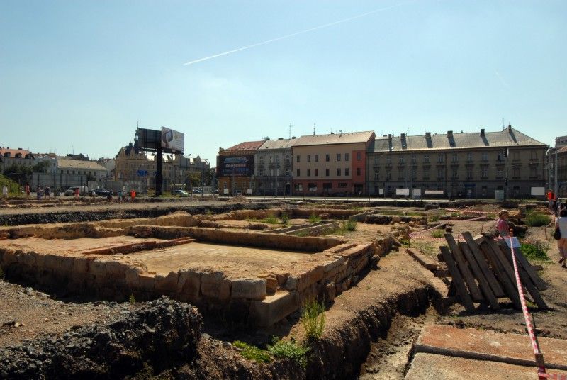 Nebývalý zájem provázel Den otevřených sond (3.9.2011), který Plzeňanům umožnil nahlédnout do lokality, kde Západočeský institut pro ochranu a dokumentaci památek prováděl do konce července archeologický průzkum, a kde má být do roku 2014 vystavěna nová budova divadla. Zájemci si mohli prohlédnout vzácné nálezy z období vrcholného středověku a raného novověku. S odborným výkladem je provázeli archeologové institutu.