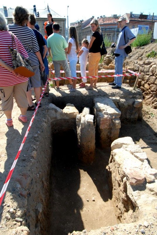 Nebývalý zájem provázel Den otevřených sond (3.9.2011), který Plzeňanům umožnil nahlédnout do lokality, kde Západočeský institut pro ochranu a dokumentaci památek prováděl do konce července archeologický průzkum, a kde má být do roku 2014 vystavěna nová budova divadla. Zájemci si mohli prohlédnout vzácné nálezy z období vrcholného středověku a raného novověku. S odborným výkladem je provázeli archeologové institutu.