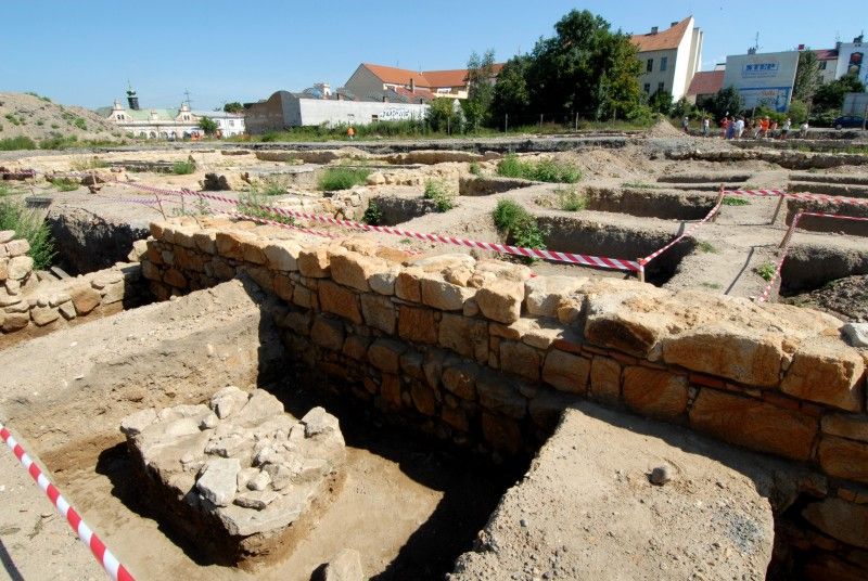 Nebývalý zájem provázel Den otevřených sond (3.9.2011), který Plzeňanům umožnil nahlédnout do lokality, kde Západočeský institut pro ochranu a dokumentaci památek prováděl do konce července archeologický průzkum, a kde má být do roku 2014 vystavěna nová budova divadla. Zájemci si mohli prohlédnout vzácné nálezy z období vrcholného středověku a raného novověku. S odborným výkladem je provázeli archeologové institutu.