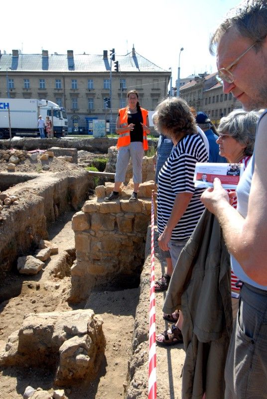 Nebývalý zájem provázel Den otevřených sond (3.9.2011), který Plzeňanům umožnil nahlédnout do lokality, kde Západočeský institut pro ochranu a dokumentaci památek prováděl do konce července archeologický průzkum, a kde má být do roku 2014 vystavěna nová budova divadla. Zájemci si mohli prohlédnout vzácné nálezy z období vrcholného středověku a raného novověku. S odborným výkladem je provázeli archeologové institutu.