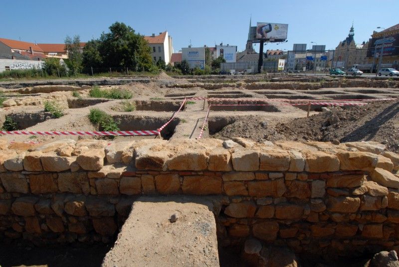 Nebývalý zájem provázel Den otevřených sond (3.9.2011), který Plzeňanům umožnil nahlédnout do lokality, kde Západočeský institut pro ochranu a dokumentaci památek prováděl do konce července archeologický průzkum, a kde má být do roku 2014 vystavěna nová budova divadla. Zájemci si mohli prohlédnout vzácné nálezy z období vrcholného středověku a raného novověku. S odborným výkladem je provázeli archeologové institutu.