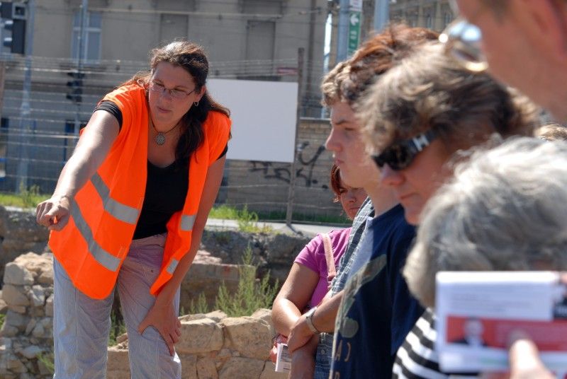 Nebývalý zájem provázel Den otevřených sond (3.9.2011), který Plzeňanům umožnil nahlédnout do lokality, kde Západočeský institut pro ochranu a dokumentaci památek prováděl do konce července archeologický průzkum, a kde má být do roku 2014 vystavěna nová budova divadla. Zájemci si mohli prohlédnout vzácné nálezy z období vrcholného středověku a raného novověku. S odborným výkladem je provázeli archeologové institutu.