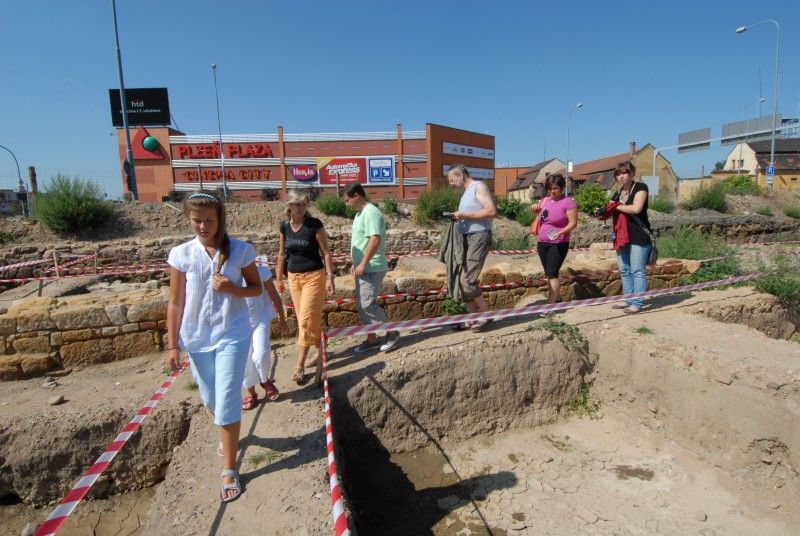 Nebývalý zájem provázel Den otevřených sond (3.9.2011), který Plzeňanům umožnil nahlédnout do lokality, kde Západočeský institut pro ochranu a dokumentaci památek prováděl do konce července archeologický průzkum, a kde má být do roku 2014 vystavěna nová budova divadla. Zájemci si mohli prohlédnout vzácné nálezy z období vrcholného středověku a raného novověku. S odborným výkladem je provázeli archeologové institutu.