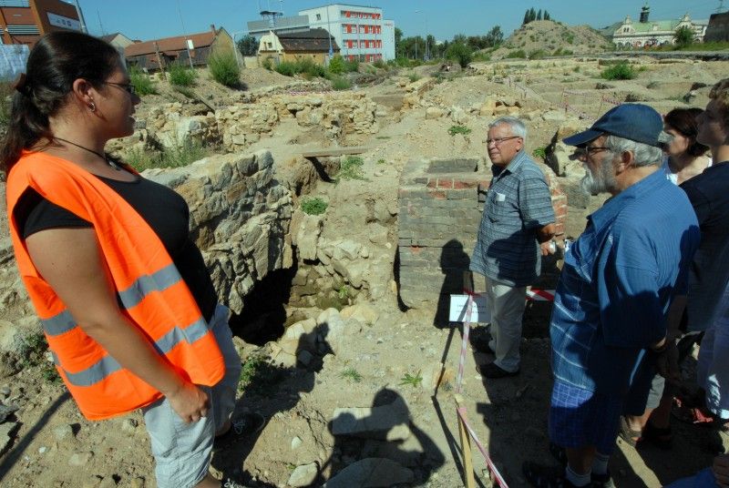Nebývalý zájem provázel Den otevřených sond (3.9.2011), který Plzeňanům umožnil nahlédnout do lokality, kde Západočeský institut pro ochranu a dokumentaci památek prováděl do konce července archeologický průzkum, a kde má být do roku 2014 vystavěna nová budova divadla. Zájemci si mohli prohlédnout vzácné nálezy z období vrcholného středověku a raného novověku. S odborným výkladem je provázeli archeologové institutu.