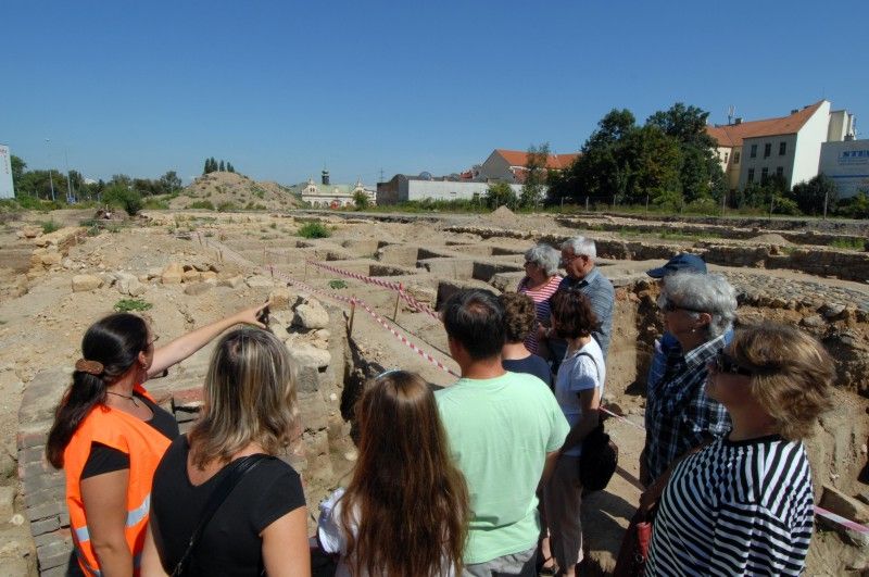 Nebývalý zájem provázel Den otevřených sond (3.9.2011), který Plzeňanům umožnil nahlédnout do lokality, kde Západočeský institut pro ochranu a dokumentaci památek prováděl do konce července archeologický průzkum, a kde má být do roku 2014 vystavěna nová budova divadla. Zájemci si mohli prohlédnout vzácné nálezy z období vrcholného středověku a raného novověku. S odborným výkladem je provázeli archeologové institutu.