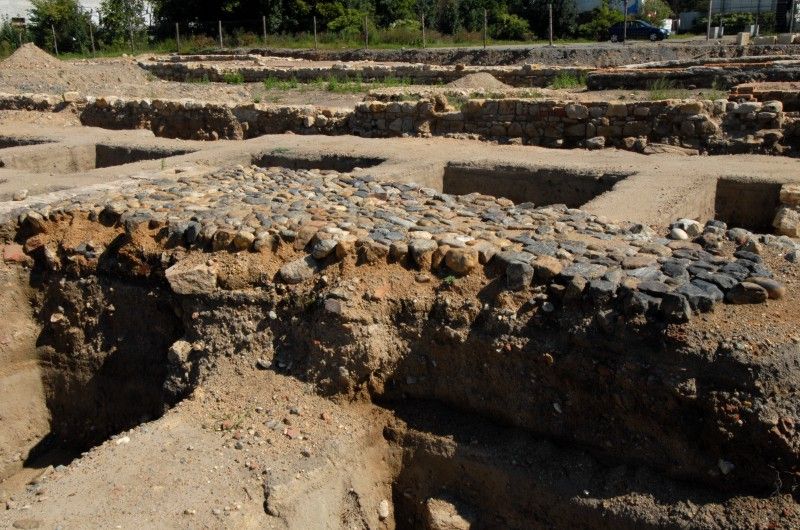 Nebývalý zájem provázel Den otevřených sond (3.9.2011), který Plzeňanům umožnil nahlédnout do lokality, kde Západočeský institut pro ochranu a dokumentaci památek prováděl do konce července archeologický průzkum, a kde má být do roku 2014 vystavěna nová budova divadla. Zájemci si mohli prohlédnout vzácné nálezy z období vrcholného středověku a raného novověku. S odborným výkladem je provázeli archeologové institutu.