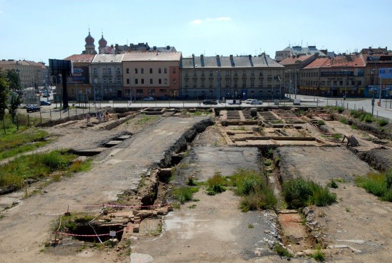 Nebývalý zájem provázel Den otevřených sond (3.9.2011), který Plzeňanům umožnil nahlédnout do lokality, kde Západočeský institut pro ochranu a dokumentaci památek prováděl do konce července archeologický průzkum, a kde má být do roku 2014 vystavěna nová budova divadla. Zájemci si mohli prohlédnout vzácné nálezy z období vrcholného středověku a raného novověku. S odborným výkladem je provázeli archeologové institutu.