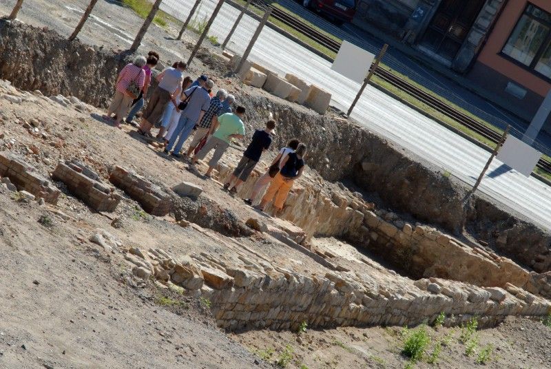 Nebývalý zájem provázel Den otevřených sond (3.9.2011), který Plzeňanům umožnil nahlédnout do lokality, kde Západočeský institut pro ochranu a dokumentaci památek prováděl do konce července archeologický průzkum, a kde má být do roku 2014 vystavěna nová budova divadla. Zájemci si mohli prohlédnout vzácné nálezy z období vrcholného středověku a raného novověku. S odborným výkladem je provázeli archeologové institutu.