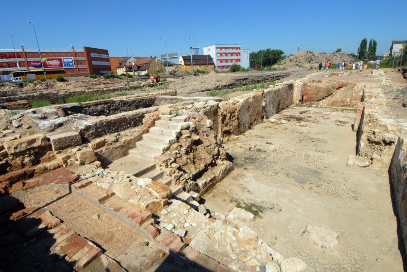 Nebývalý zájem provázel Den otevřených sond (3.9.2011), který Plzeňanům umožnil nahlédnout do lokality, kde Západočeský institut pro ochranu a dokumentaci památek prováděl do konce července archeologický průzkum, a kde má být do roku 2014 vystavěna nová budova divadla. Zájemci si mohli prohlédnout vzácné nálezy z období vrcholného středověku a raného novověku. S odborným výkladem je provázeli archeologové institutu.
