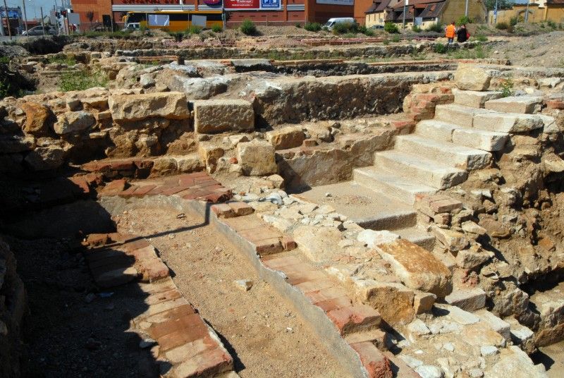 Nebývalý zájem provázel Den otevřených sond (3.9.2011), který Plzeňanům umožnil nahlédnout do lokality, kde Západočeský institut pro ochranu a dokumentaci památek prováděl do konce července archeologický průzkum, a kde má být do roku 2014 vystavěna nová budova divadla. Zájemci si mohli prohlédnout vzácné nálezy z období vrcholného středověku a raného novověku. S odborným výkladem je provázeli archeologové institutu.
