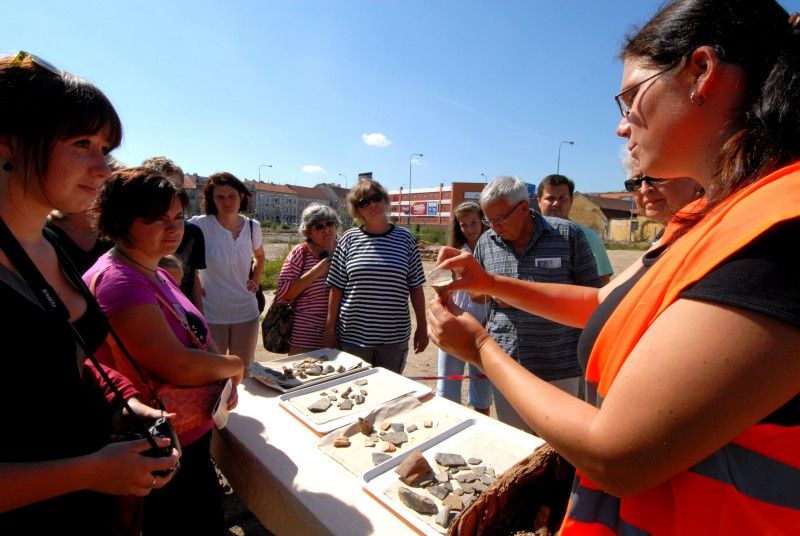 Nebývalý zájem provázel Den otevřených sond (3.9.2011), který Plzeňanům umožnil nahlédnout do lokality, kde Západočeský institut pro ochranu a dokumentaci památek prováděl do konce července archeologický průzkum, a kde má být do roku 2014 vystavěna nová budova divadla. Zájemci si mohli prohlédnout vzácné nálezy z období vrcholného středověku a raného novověku. S odborným výkladem je provázeli archeologové institutu.