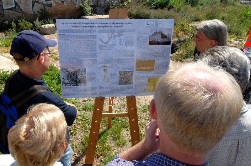 Nebývalý zájem provázel Den otevřených sond (3.9.2011), který Plzeňanům umožnil nahlédnout do lokality, kde Západočeský institut pro ochranu a dokumentaci památek prováděl do konce července archeologický průzkum, a kde má být do roku 2014 vystavěna nová budova divadla. Zájemci si mohli prohlédnout vzácné nálezy z období vrcholného středověku a raného novověku. S odborným výkladem je provázeli archeologové institutu.