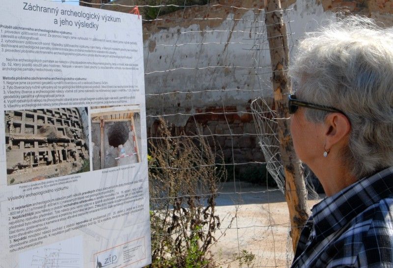 Nebývalý zájem provázel Den otevřených sond (3.9.2011), který Plzeňanům umožnil nahlédnout do lokality, kde Západočeský institut pro ochranu a dokumentaci památek prováděl do konce července archeologický průzkum, a kde má být do roku 2014 vystavěna nová budova divadla. Zájemci si mohli prohlédnout vzácné nálezy z období vrcholného středověku a raného novověku. S odborným výkladem je provázeli archeologové institutu.