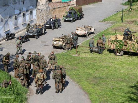 Operace Last Alley - U Rooseveltova mostu proběhla komentovaná bojová ukázka, která byla situována do začátku roku 1945, kdy se sice již Němci vzdávali po statisících, ale některé skupiny ještě stále fanaticky bojovaly.
Během oslav se odehrála bitva celkem třikrát a vždy se setkala s obrovským zájmem publika vč. přítomných veteránů a V.I.P. hostů.