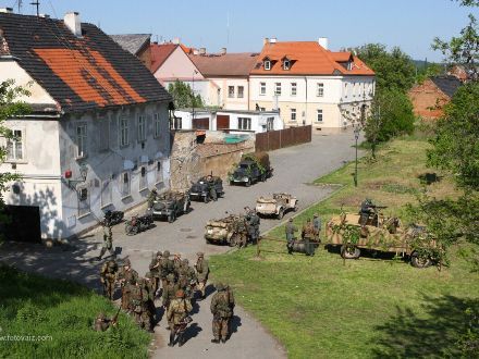 Operace Last Alley - U Rooseveltova mostu proběhla komentovaná bojová ukázka, která byla situována do začátku roku 1945, kdy se sice již Němci vzdávali po statisících, ale některé skupiny ještě stále fanaticky bojovaly.
Během oslav se odehrála bitva celkem třikrát a vždy se setkala s obrovským zájmem publika vč. přítomných veteránů a V.I.P. hostů.