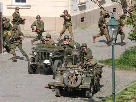 Operace Last Alley - U Rooseveltova mostu proběhla komentovaná bojová ukázka, která byla situována do začátku roku 1945, kdy se sice již Němci vzdávali po statisících, ale některé skupiny ještě stále fanaticky bojovaly.
Během oslav se odehrála bitva celkem třikrát a vždy se setkala s obrovským zájmem publika vč. přítomných veteránů a V.I.P. hostů.