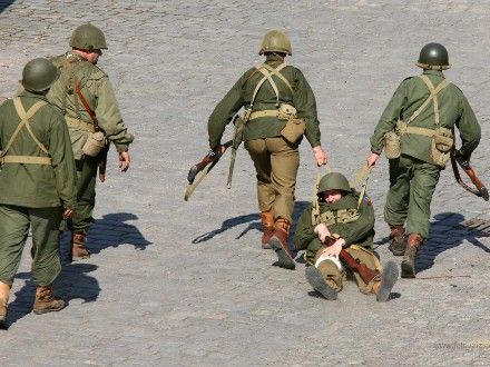 Operace Last Alley - U Rooseveltova mostu proběhla komentovaná bojová ukázka, která byla situována do začátku roku 1945, kdy se sice již Němci vzdávali po statisících, ale některé skupiny ještě stále fanaticky bojovaly.
Během oslav se odehrála bitva celkem třikrát a vždy se setkala s obrovským zájmem publika vč. přítomných veteránů a V.I.P. hostů.