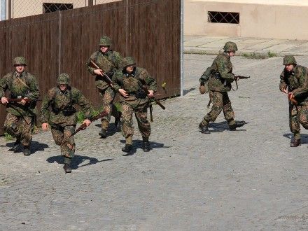 Operace Last Alley - U Rooseveltova mostu proběhla komentovaná bojová ukázka, která byla situována do začátku roku 1945, kdy se sice již Němci vzdávali po statisících, ale některé skupiny ještě stále fanaticky bojovaly.
Během oslav se odehrála bitva celkem třikrát a vždy se setkala s obrovským zájmem publika vč. přítomných veteránů a V.I.P. hostů.