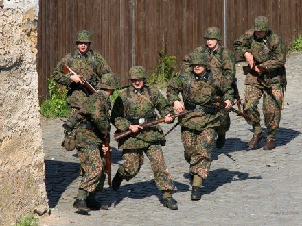 Operace Last Alley - U Rooseveltova mostu proběhla komentovaná bojová ukázka, která byla situována do začátku roku 1945, kdy se sice již Němci vzdávali po statisících, ale některé skupiny ještě stále fanaticky bojovaly.
Během oslav se odehrála bitva celkem třikrát a vždy se setkala s obrovským zájmem publika vč. přítomných veteránů a V.I.P. hostů.