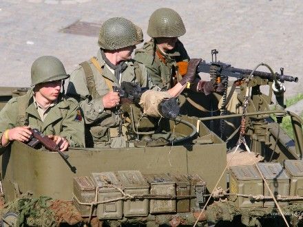 Operace Last Alley - U Rooseveltova mostu proběhla komentovaná bojová ukázka, která byla situována do začátku roku 1945, kdy se sice již Němci vzdávali po statisících, ale některé skupiny ještě stále fanaticky bojovaly.
Během oslav se odehrála bitva celkem třikrát a vždy se setkala s obrovským zájmem publika vč. přítomných veteránů a V.I.P. hostů.