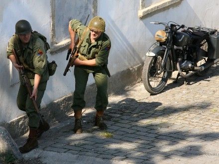 Operace Last Alley - U Rooseveltova mostu proběhla komentovaná bojová ukázka, která byla situována do začátku roku 1945, kdy se sice již Němci vzdávali po statisících, ale některé skupiny ještě stále fanaticky bojovaly.
Během oslav se odehrála bitva celkem třikrát a vždy se setkala s obrovským zájmem publika vč. přítomných veteránů a V.I.P. hostů.