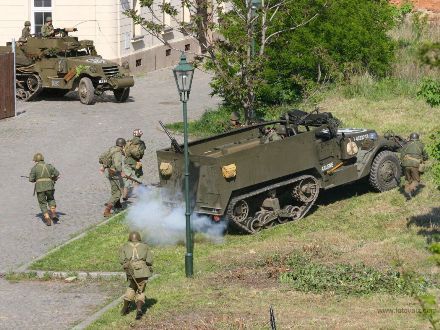 Operace Last Alley - U Rooseveltova mostu proběhla komentovaná bojová ukázka, která byla situována do začátku roku 1945, kdy se sice již Němci vzdávali po statisících, ale některé skupiny ještě stále fanaticky bojovaly.
Během oslav se odehrála bitva celkem třikrát a vždy se setkala s obrovským zájmem publika vč. přítomných veteránů a V.I.P. hostů.