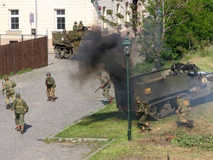 Operace Last Alley - U Rooseveltova mostu proběhla komentovaná bojová ukázka, která byla situována do začátku roku 1945, kdy se sice již Němci vzdávali po statisících, ale některé skupiny ještě stále fanaticky bojovaly.
Během oslav se odehrála bitva celkem třikrát a vždy se setkala s obrovským zájmem publika vč. přítomných veteránů a V.I.P. hostů.