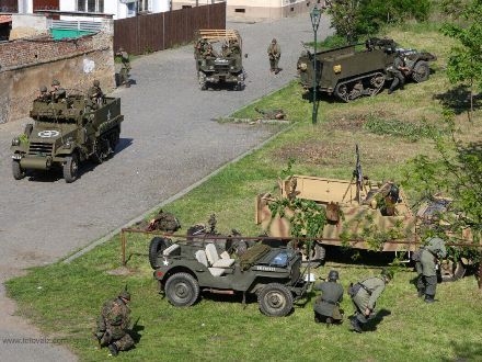 Operace Last Alley - U Rooseveltova mostu proběhla komentovaná bojová ukázka, která byla situována do začátku roku 1945, kdy se sice již Němci vzdávali po statisících, ale některé skupiny ještě stále fanaticky bojovaly.
Během oslav se odehrála bitva celkem třikrát a vždy se setkala s obrovským zájmem publika vč. přítomných veteránů a V.I.P. hostů.