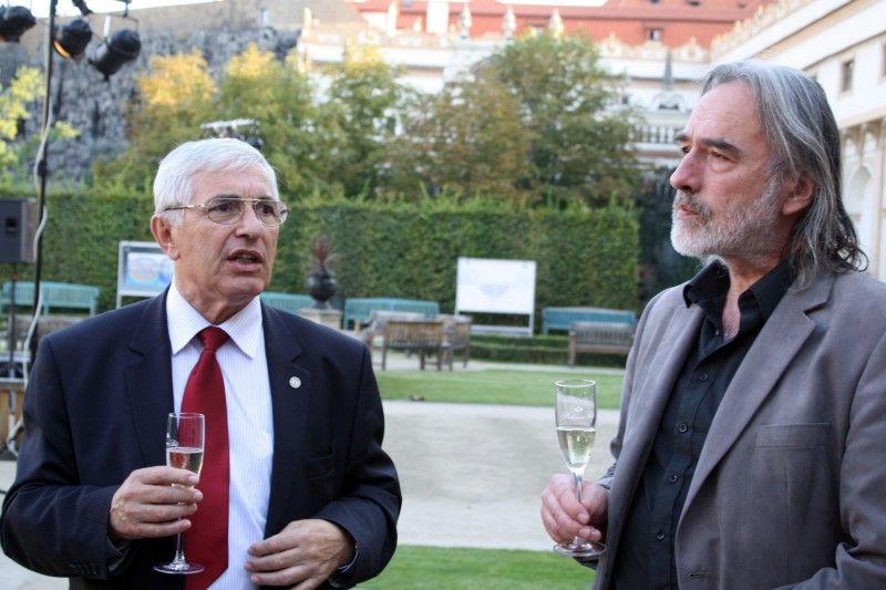 (Foto: Z. Kubalová) Týdenní výstavu velkoformátových fotografií zahájil v pátek 2. září 2011 v pražské Valdštejnské zahradě plzeňský primátor Martin Baxa a náměstkyně pro kulturu a cestovní ruch Eva Herinková. Návštěvníci zahrady tak budou mít možnost podívat se do Plzně prostřednictvím neobvyklých záběrů v úhlu 360° x 180°. Díky zajímavým prostorovým deformacím s prohnutými liniemi ukazují snímky zcela jinou realitu.

Výstava se koná pod záštitou senátora Jiřího Bise, který při zahájení uvedl: „Plzeň má co ukazovat, je obdivuhodné, co dokázala za dvacet let.“

Vernisáží provázela Iva Kubelková, o zpestření se postaralo smyčcové trio Inflagranti a ohňová show v podání skupiny Pa-li-Tchi.