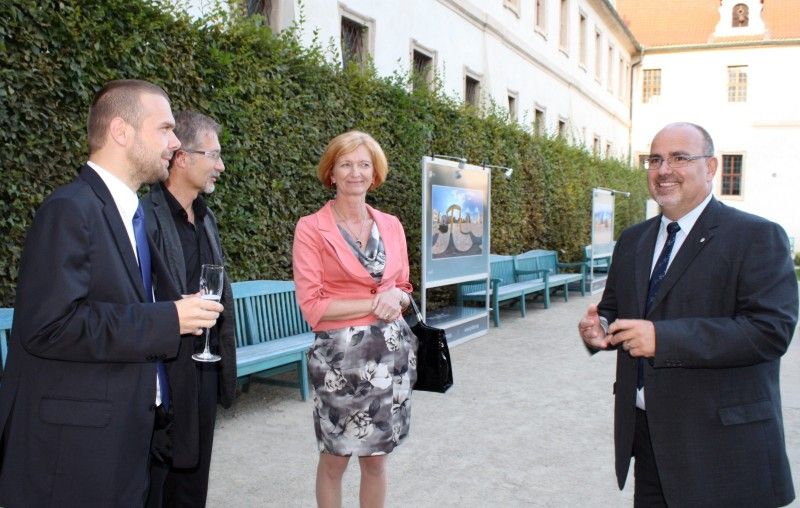 (Foto: Z. Kubalová) Týdenní výstavu velkoformátových fotografií zahájil v pátek 2. září 2011 v pražské Valdštejnské zahradě plzeňský primátor Martin Baxa a náměstkyně pro kulturu a cestovní ruch Eva Herinková. Návštěvníci zahrady tak budou mít možnost podívat se do Plzně prostřednictvím neobvyklých záběrů v úhlu 360° x 180°. Díky zajímavým prostorovým deformacím s prohnutými liniemi ukazují snímky zcela jinou realitu.

Výstava se koná pod záštitou senátora Jiřího Bise, který při zahájení uvedl: „Plzeň má co ukazovat, je obdivuhodné, co dokázala za dvacet let.“

Vernisáží provázela Iva Kubelková, o zpestření se postaralo smyčcové trio Inflagranti a ohňová show v podání skupiny Pa-li-Tchi.