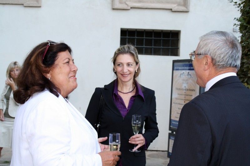 (Foto: Z. Kubalová) Týdenní výstavu velkoformátových fotografií zahájil v pátek 2. září 2011 v pražské Valdštejnské zahradě plzeňský primátor Martin Baxa a náměstkyně pro kulturu a cestovní ruch Eva Herinková. Návštěvníci zahrady tak budou mít možnost podívat se do Plzně prostřednictvím neobvyklých záběrů v úhlu 360° x 180°. Díky zajímavým prostorovým deformacím s prohnutými liniemi ukazují snímky zcela jinou realitu.

Výstava se koná pod záštitou senátora Jiřího Bise, který při zahájení uvedl: „Plzeň má co ukazovat, je obdivuhodné, co dokázala za dvacet let.“

Vernisáží provázela Iva Kubelková, o zpestření se postaralo smyčcové trio Inflagranti a ohňová show v podání skupiny Pa-li-Tchi.