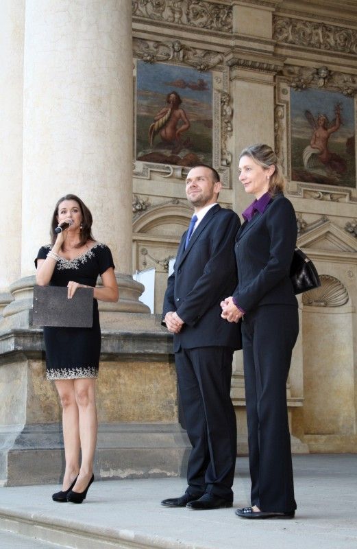 (Foto: Z. Kubalová) Týdenní výstavu velkoformátových fotografií zahájil v pátek 2. září 2011 v pražské Valdštejnské zahradě plzeňský primátor Martin Baxa a náměstkyně pro kulturu a cestovní ruch Eva Herinková. Návštěvníci zahrady tak budou mít možnost podívat se do Plzně prostřednictvím neobvyklých záběrů v úhlu 360° x 180°. Díky zajímavým prostorovým deformacím s prohnutými liniemi ukazují snímky zcela jinou realitu.

Výstava se koná pod záštitou senátora Jiřího Bise, který při zahájení uvedl: „Plzeň má co ukazovat, je obdivuhodné, co dokázala za dvacet let.“

Vernisáží provázela Iva Kubelková, o zpestření se postaralo smyčcové trio Inflagranti a ohňová show v podání skupiny Pa-li-Tchi.