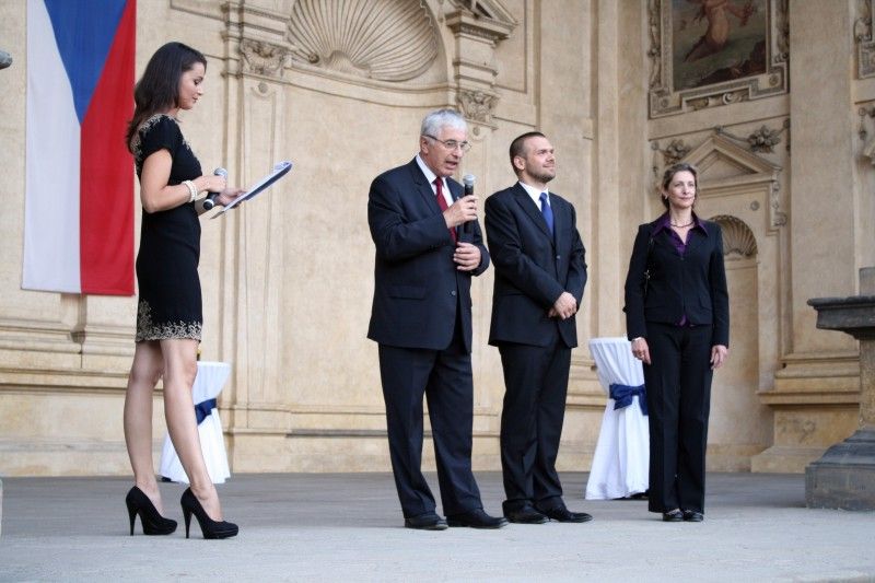 (Foto: Z. Kubalová) Týdenní výstavu velkoformátových fotografií zahájil v pátek 2. září 2011 v pražské Valdštejnské zahradě plzeňský primátor Martin Baxa a náměstkyně pro kulturu a cestovní ruch Eva Herinková. Návštěvníci zahrady tak budou mít možnost podívat se do Plzně prostřednictvím neobvyklých záběrů v úhlu 360° x 180°. Díky zajímavým prostorovým deformacím s prohnutými liniemi ukazují snímky zcela jinou realitu.

Výstava se koná pod záštitou senátora Jiřího Bise, který při zahájení uvedl: „Plzeň má co ukazovat, je obdivuhodné, co dokázala za dvacet let.“

Vernisáží provázela Iva Kubelková, o zpestření se postaralo smyčcové trio Inflagranti a ohňová show v podání skupiny Pa-li-Tchi.